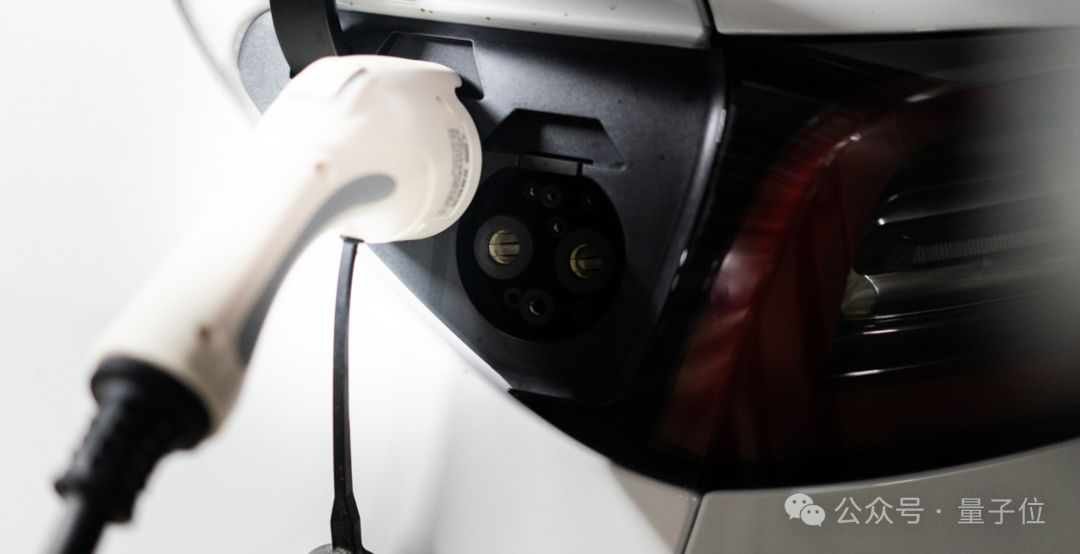 电动汽车充电枪特写
