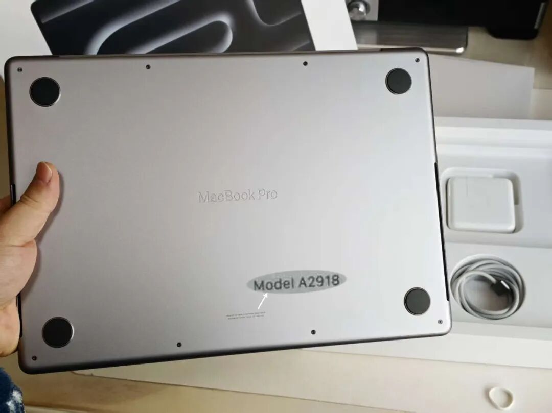 MacBook Pro底部型号标识