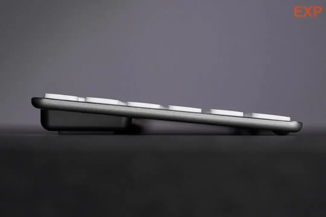 微星 FORGE K210 无线键盘侧面纤薄特写