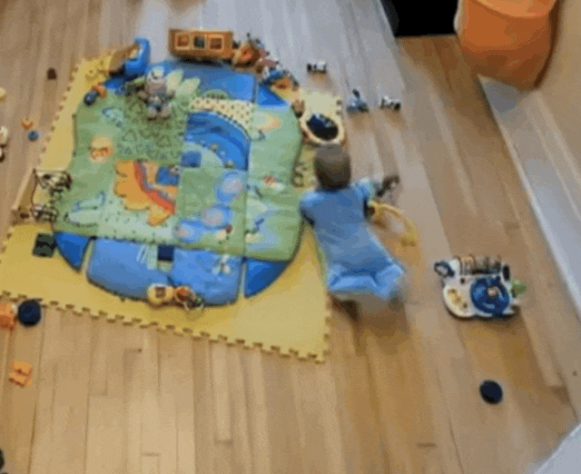 婴儿通过玩耍进行学习的动图