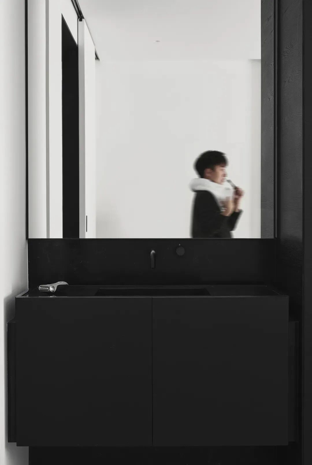 浴室洗手台镜中动态人影
