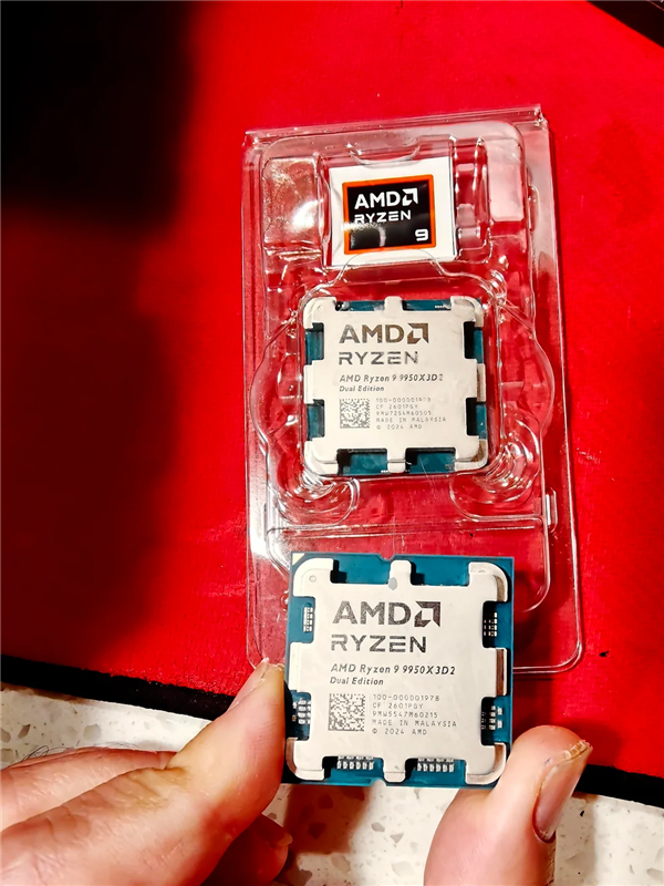 AMD锐龙9 9950X3D处理器顶盖特写