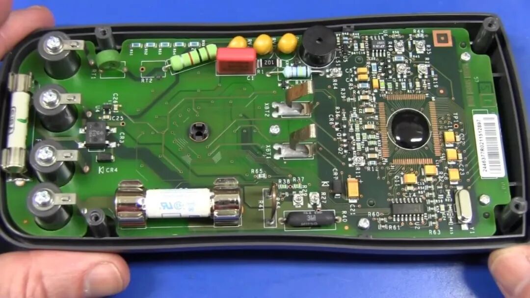 打开后盖后的第一视角:元件面全部朝上,电池触点直接铆在 PCB 上,左侧竖立 SIBA 保险丝,右侧为黑色主控胶封区