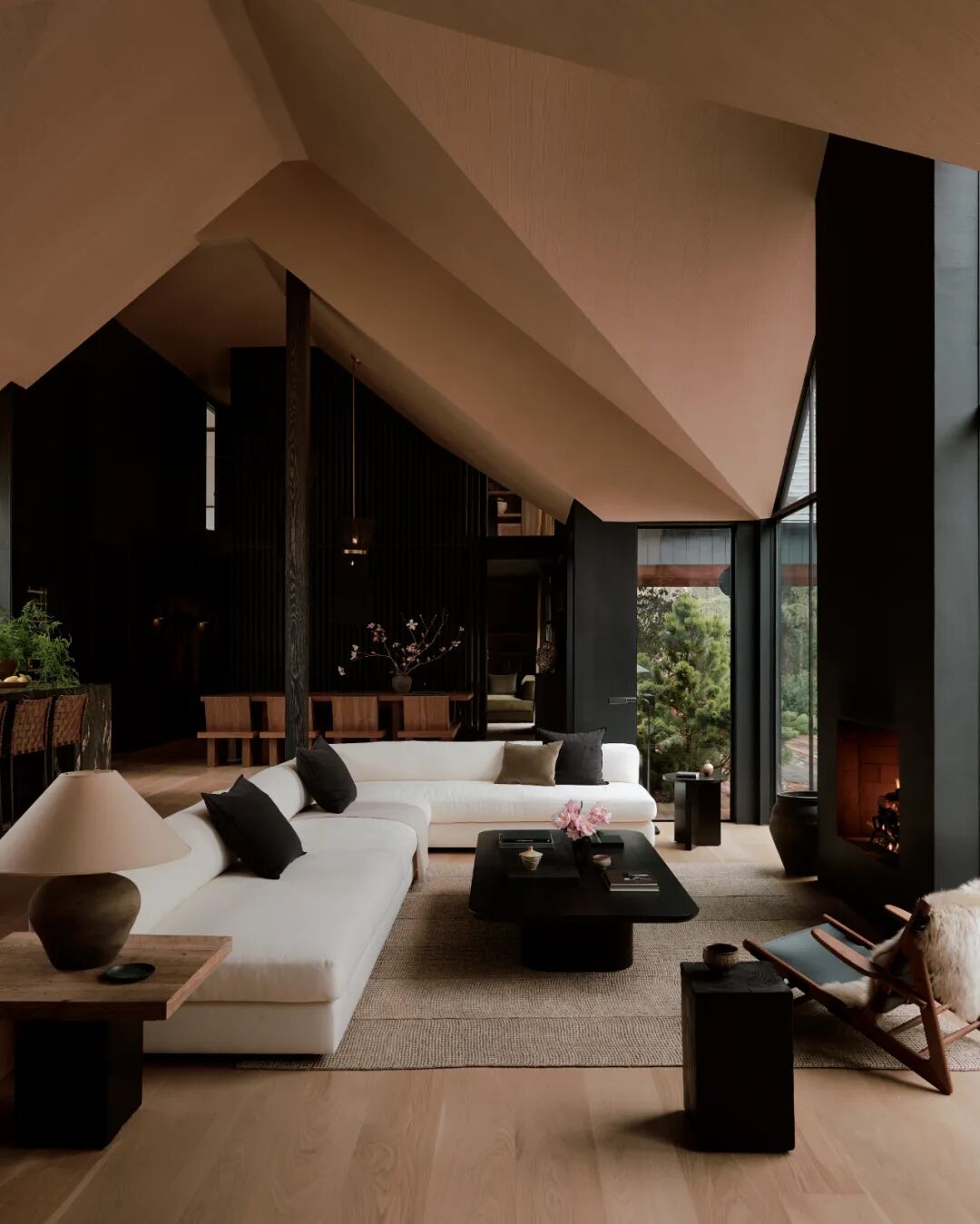 高挑斜顶的现代日式风格客厅