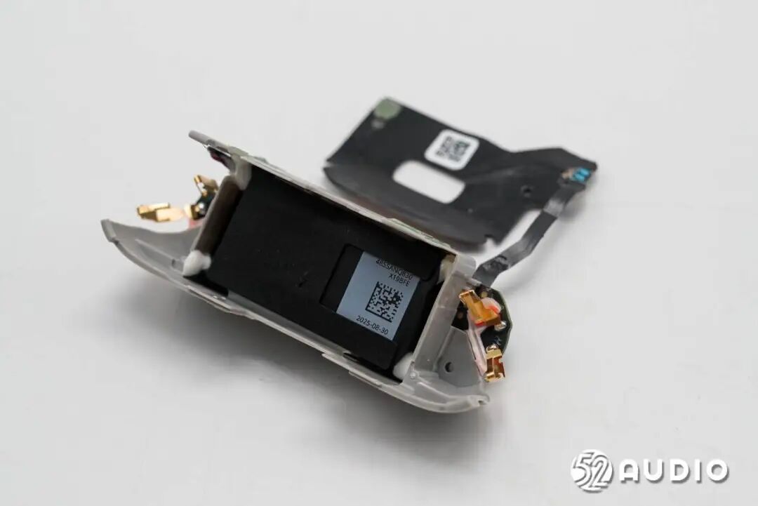 支架内侧固定的电池