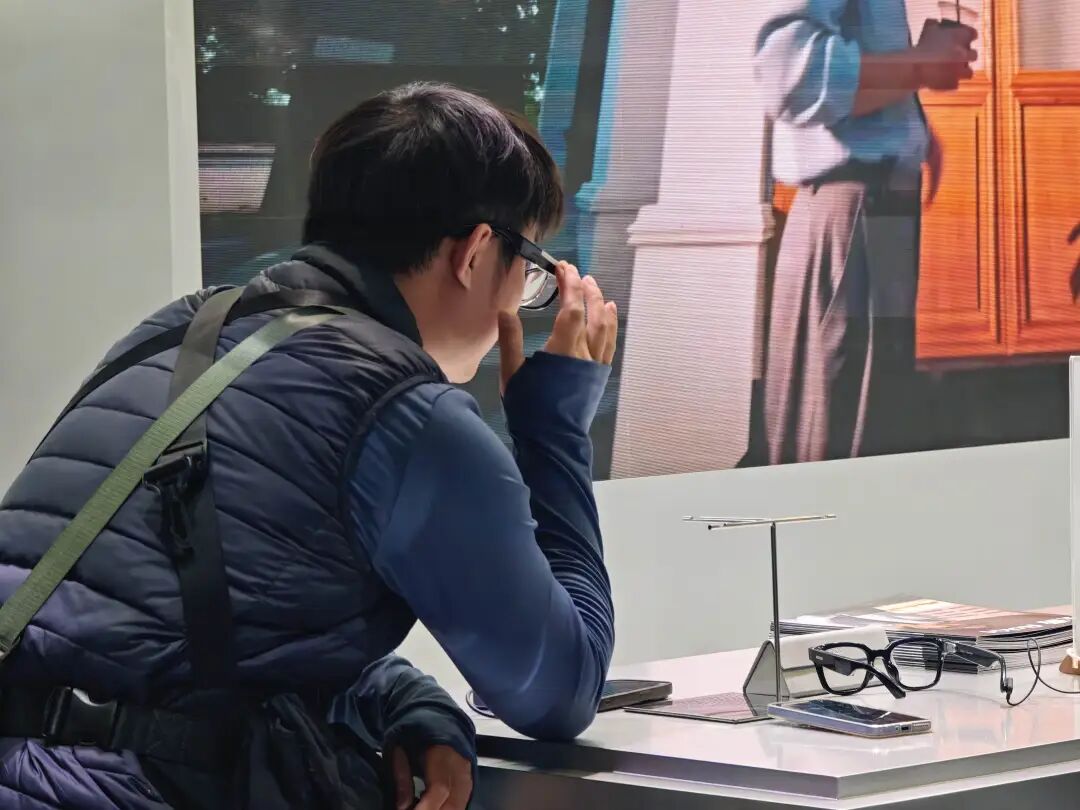 参观者在AWE 2026展台体验智能眼镜