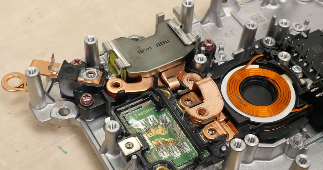 DC/DC内部结构，可见电路板与线圈