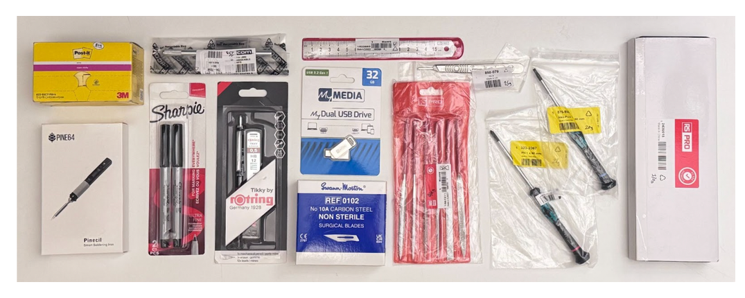 多种办公和工具用品的俯拍图