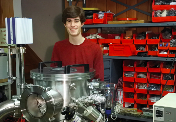 Sam Zeloof在实验室中