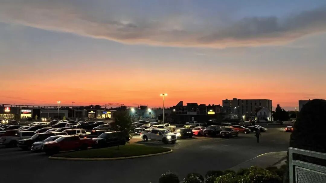 黄昏时分的停车场景象
