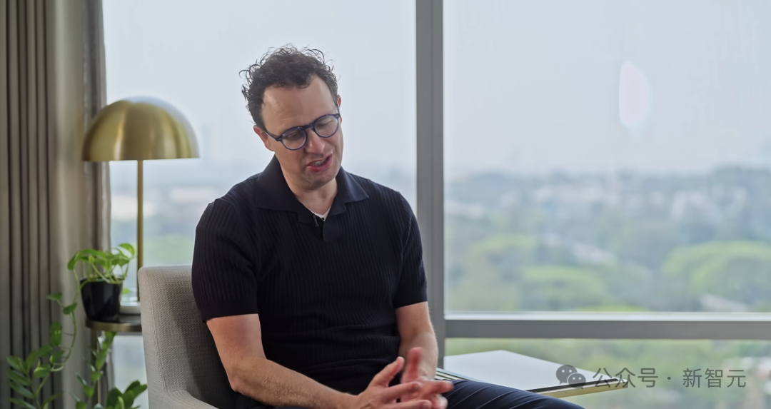 Dario Amodei访谈场景照片