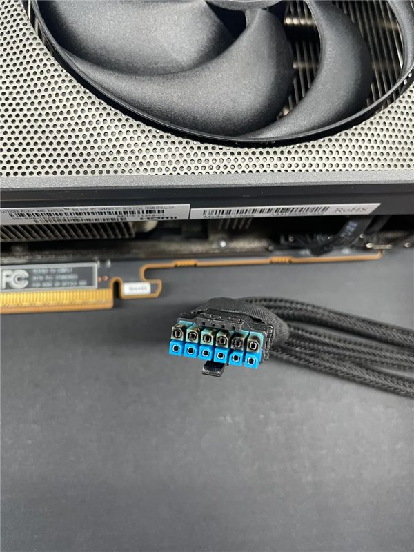 蓝宝石RX 9070 XT显卡的12V-2×6供电接口特写