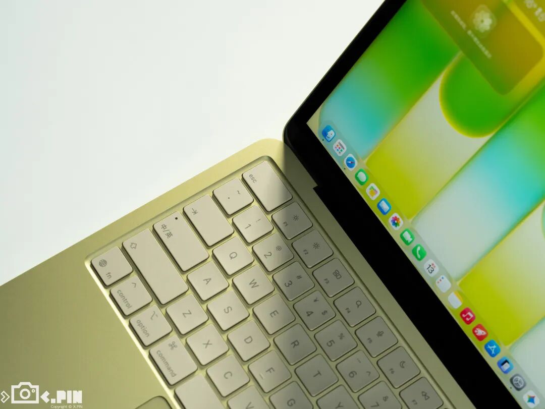 MacBook Neo键盘与桌面特写