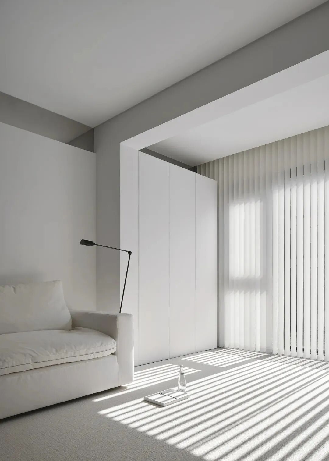 白色客厅与百叶窗光影