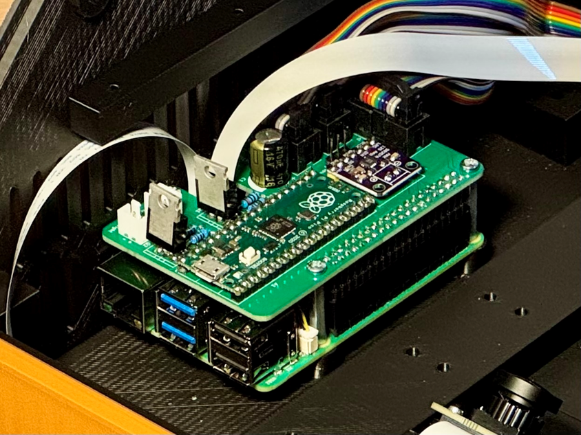 Raspberry Pi 5与扩展板安装在底板上官方主动散热器负责散热