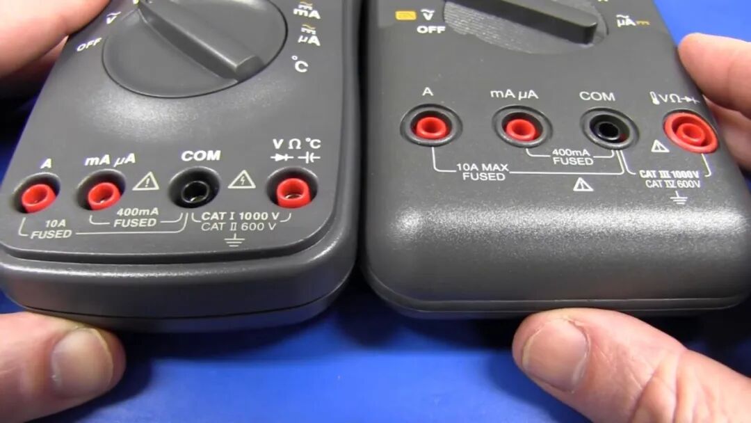 本机插孔标注对比:10A FUSED、400mA FUSED、CAT I 1000 V 与 CAT II 600 V;右侧对照机标注等级更高一档