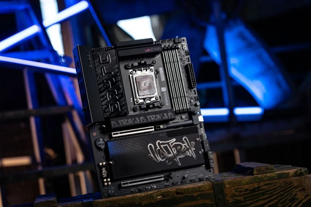 iGame X870E ULTRA-S主板外观特写，ULTRA字样与涂鸦风格散热片