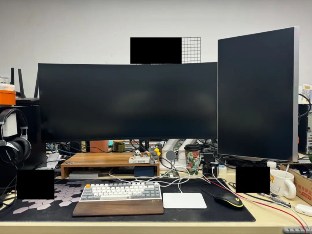 桌面整体布局：带鱼屏与竖屏搭配