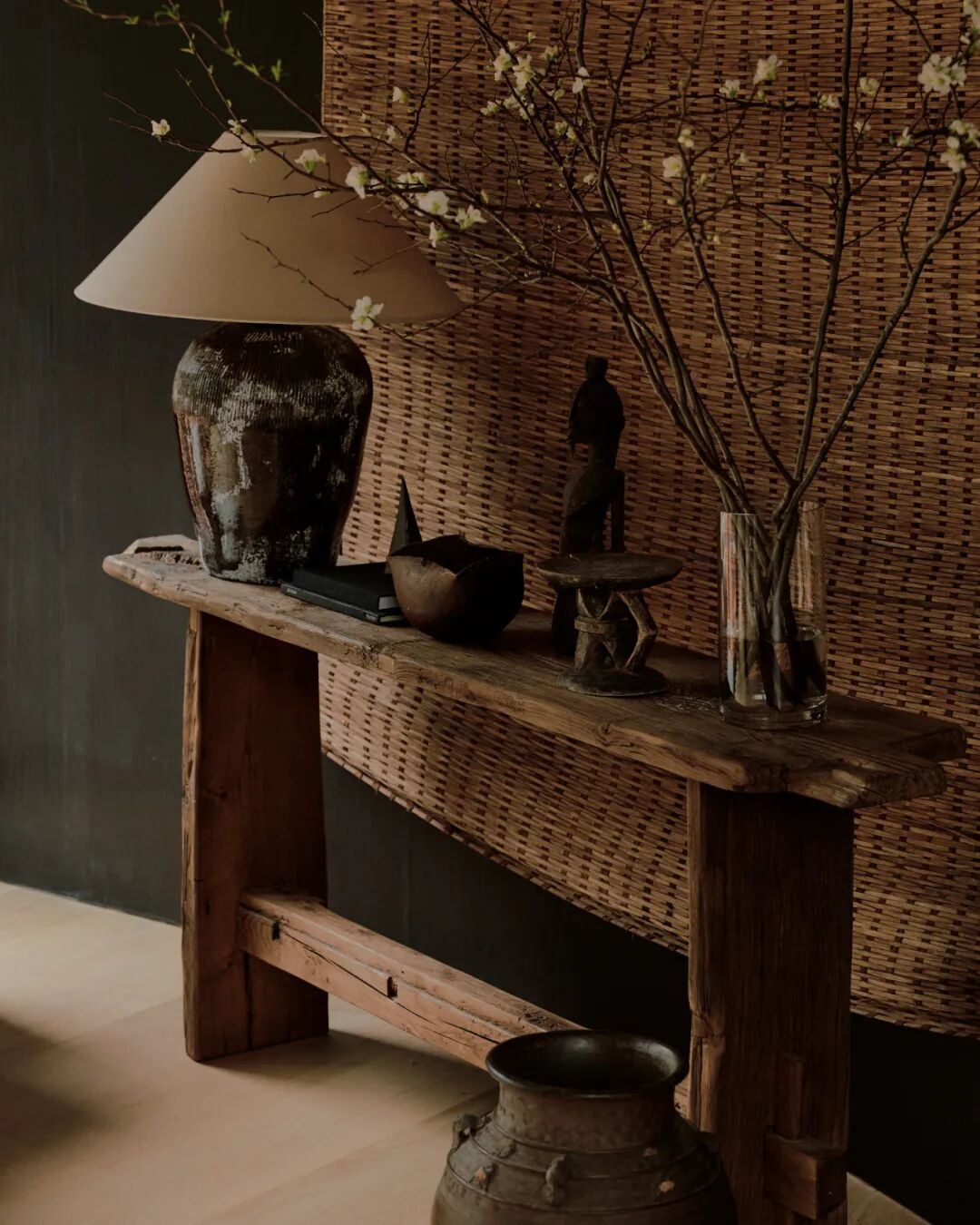 原木长案台上的静物陈列