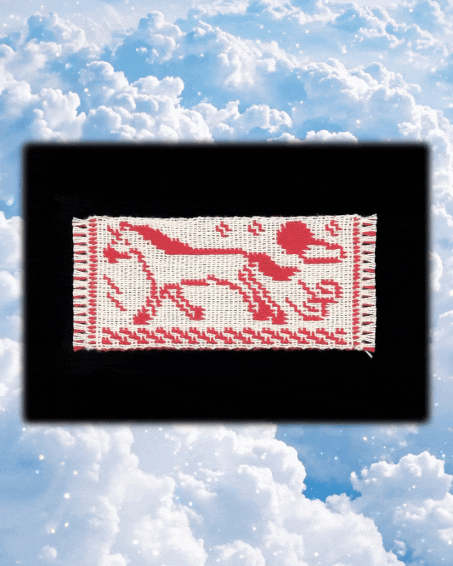 线织作品：棕色马形挂毯，针脚细密显肌肉线条，配色柔和温暖