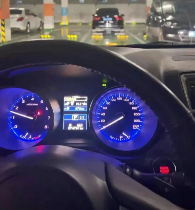 模糊的汽车仪表盘