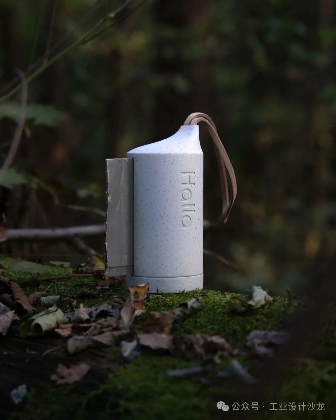 置于森林树桩上的户外垃圾袋设计