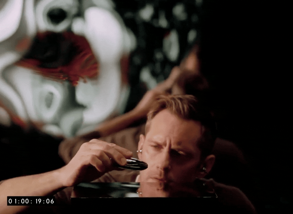 电影感十足的男子用餐画面,带有抽象背景与时间戳