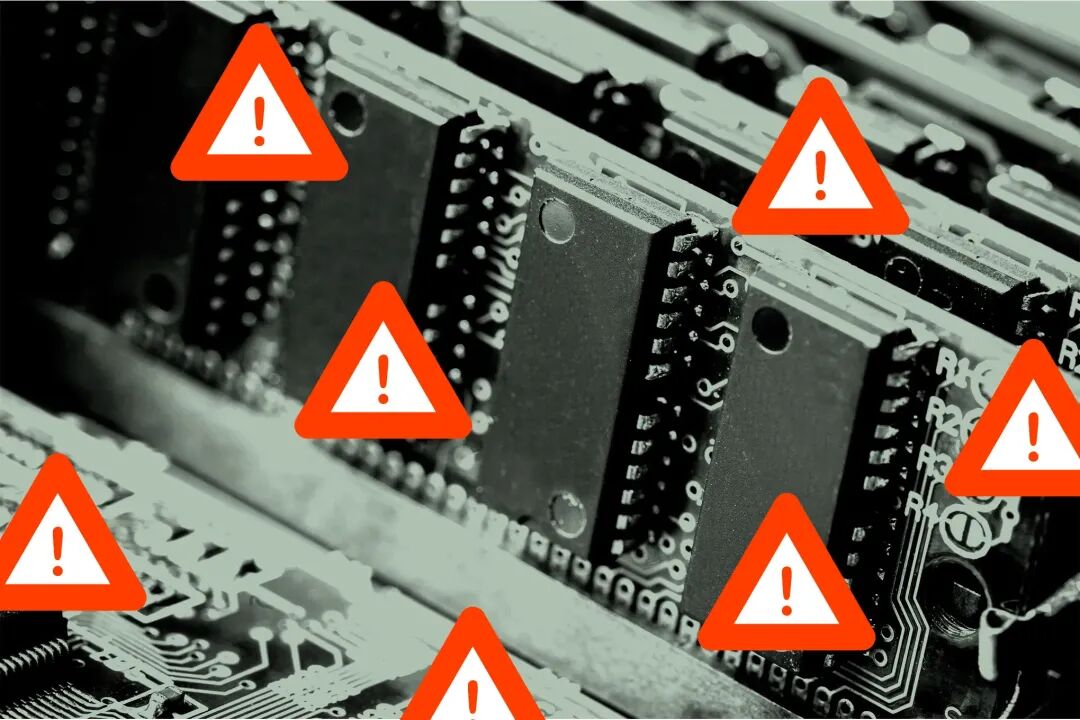 布满警告标志的电路板特写
