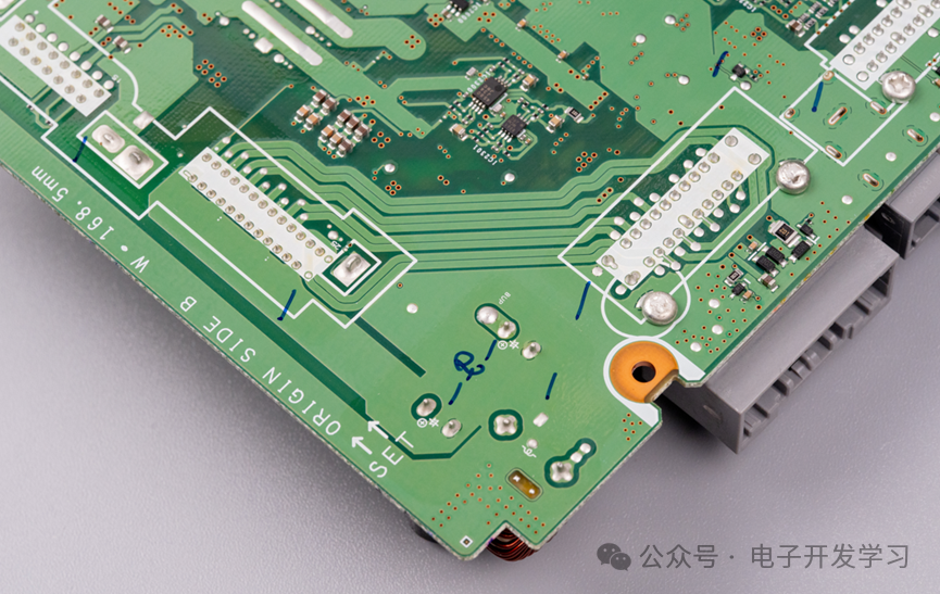 音频功放输出走线特写