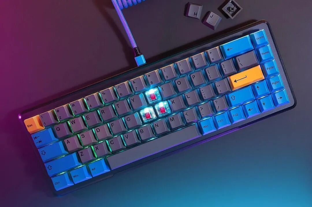俯拍彩色背光透明轴体机械键盘