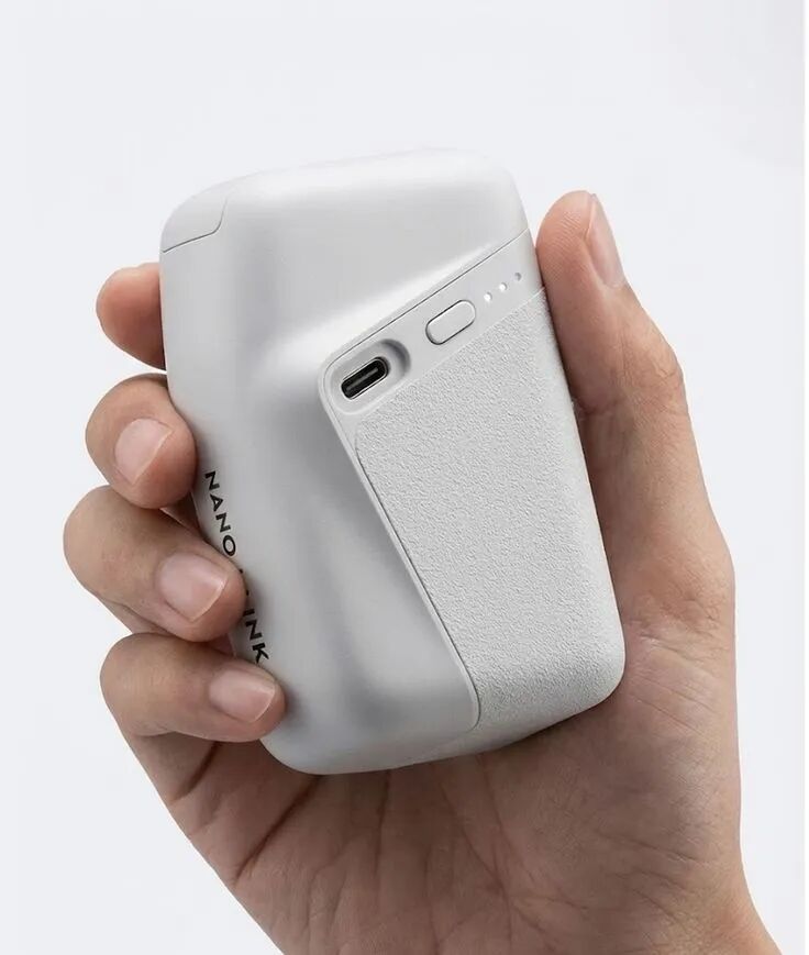 握在手中的白色NANO LINK设备