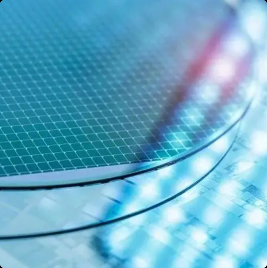 半导体晶圆特写，表面呈现规则的网格状电路结构