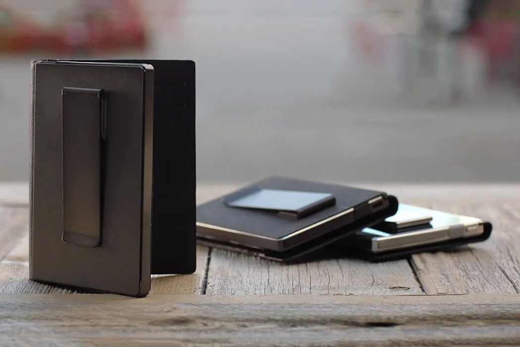 一张展示多个黑色金属质感钱包或卡片夹的图片