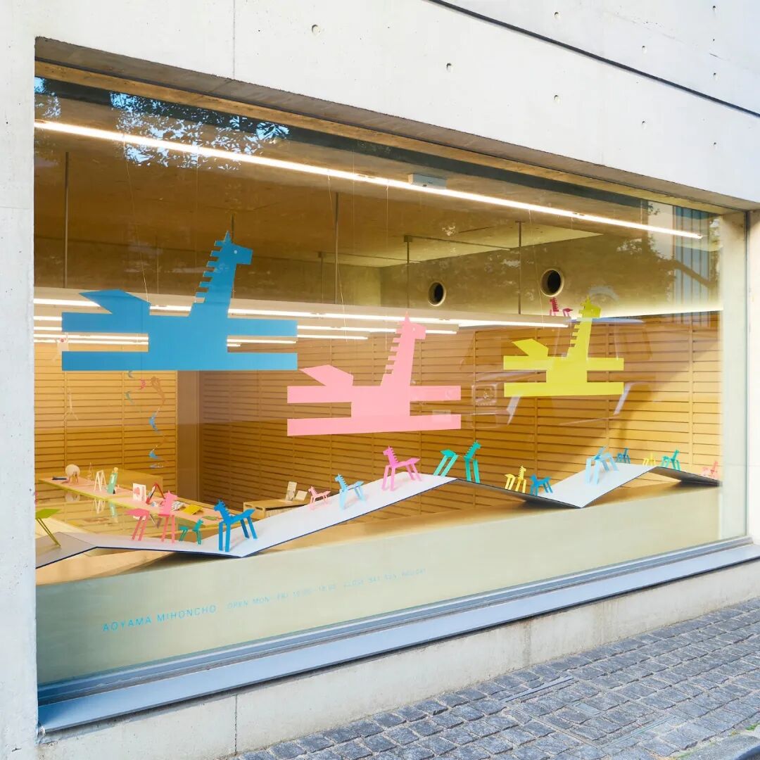 商店橱窗：彩色纸艺马匹装饰，蓝色粉色黄色大尺寸剪影