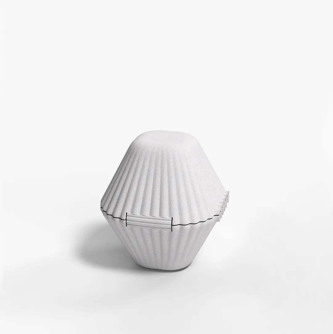 白色几何形状物体，类似纸杯蛋糕托盘造型
