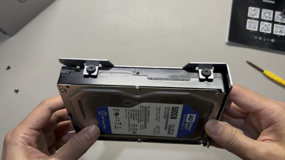 手拿西部数据500GB 2.5寸硬盘背面