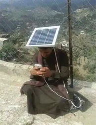 一人用太阳能板为手机充电