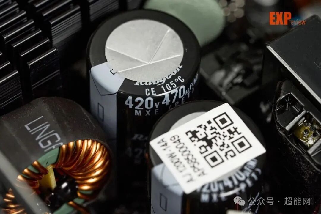 先马XP1200国际版电源 红宝石主电容特写