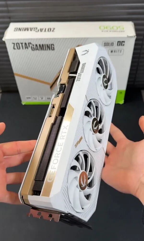 索泰RTX 5090显卡实物图