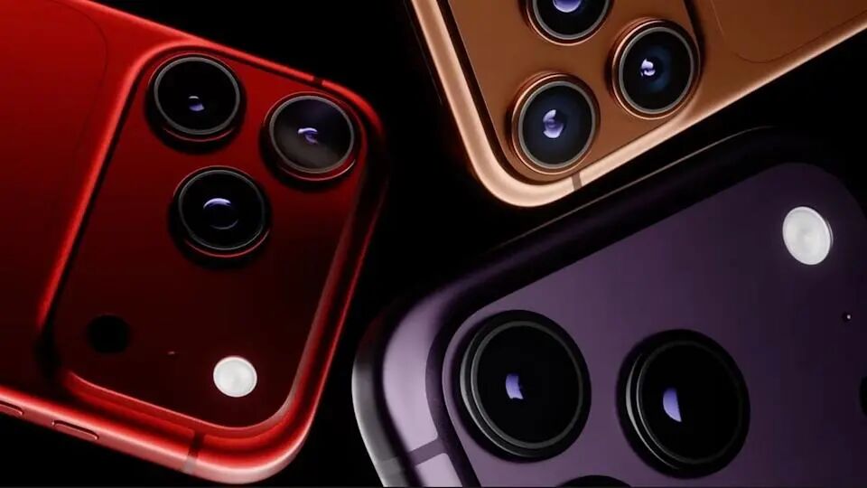 三款不同颜色手机摄像头模组特写