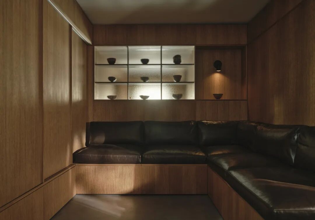 木质材料为主的室内角落，L型沙发