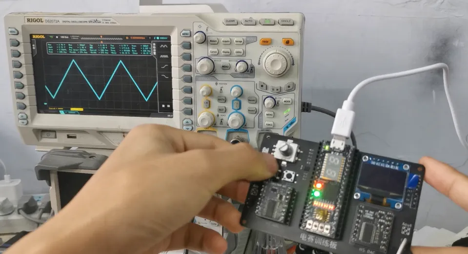 方波输出示波器测试图