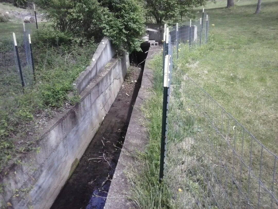 一条狭长的混凝土排水沟
