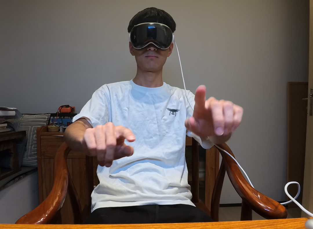 用户通过手势与Vision Pro交互