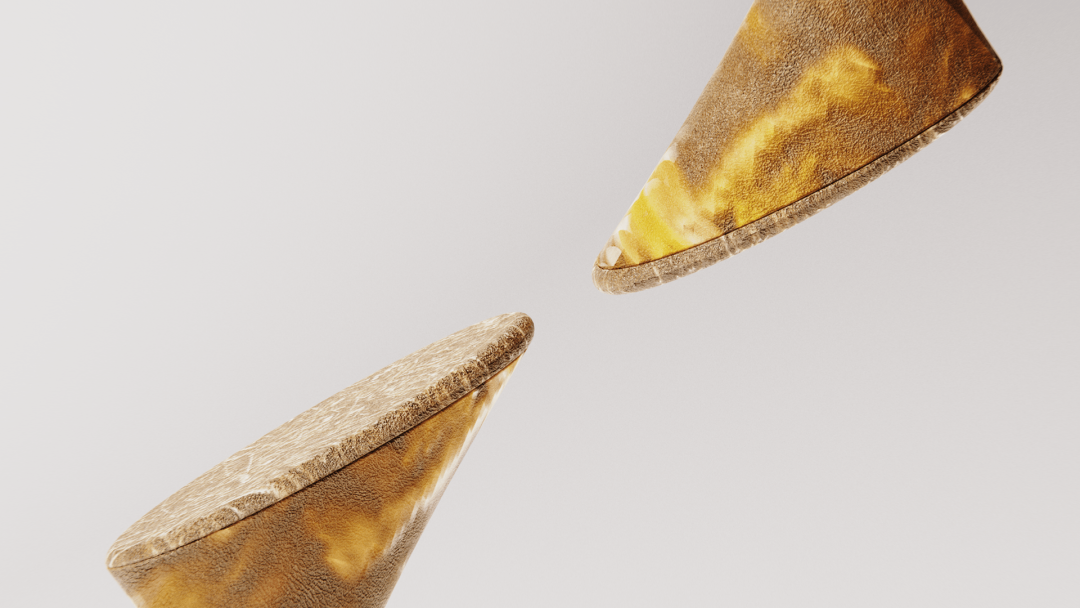 两张对称的棕黄色大理石纹理锥形物体