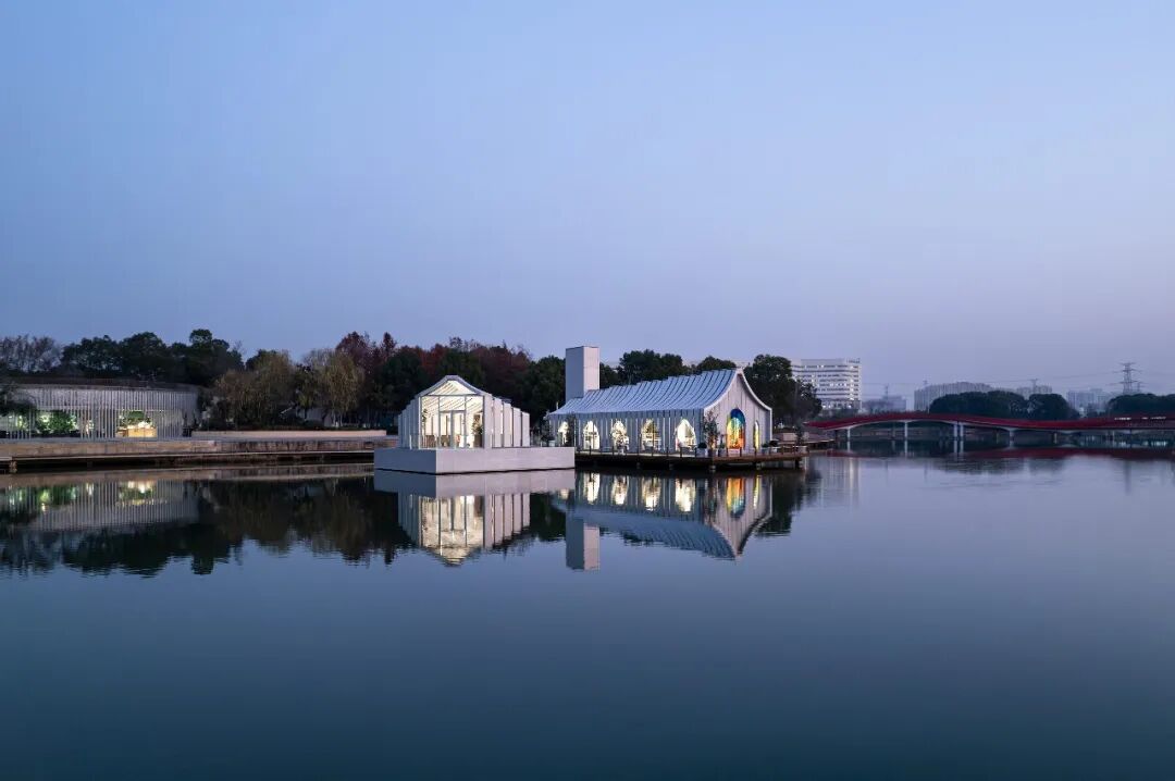 浮岛包间黄昏湖景
