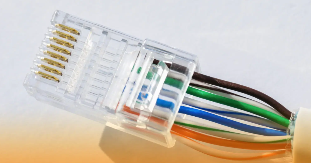 插入水晶头的网线特写