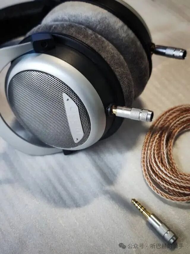 安装银色3.5mm插头的DT880耳机