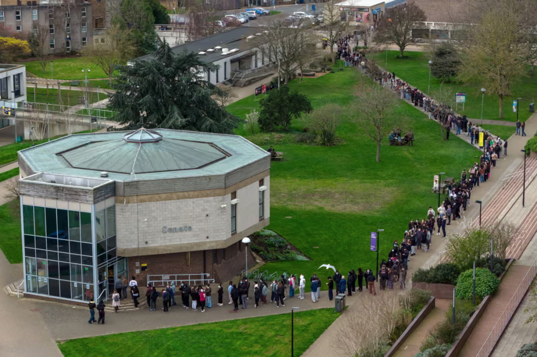 肯特大学校园内学生排队等待接种疫苗