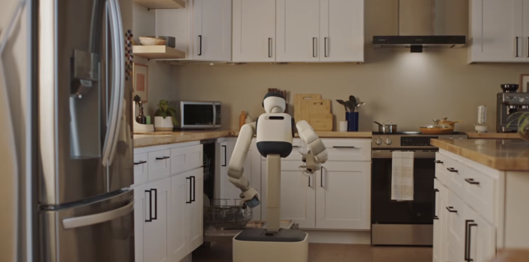 Sunday的机器人Memo在厨房中